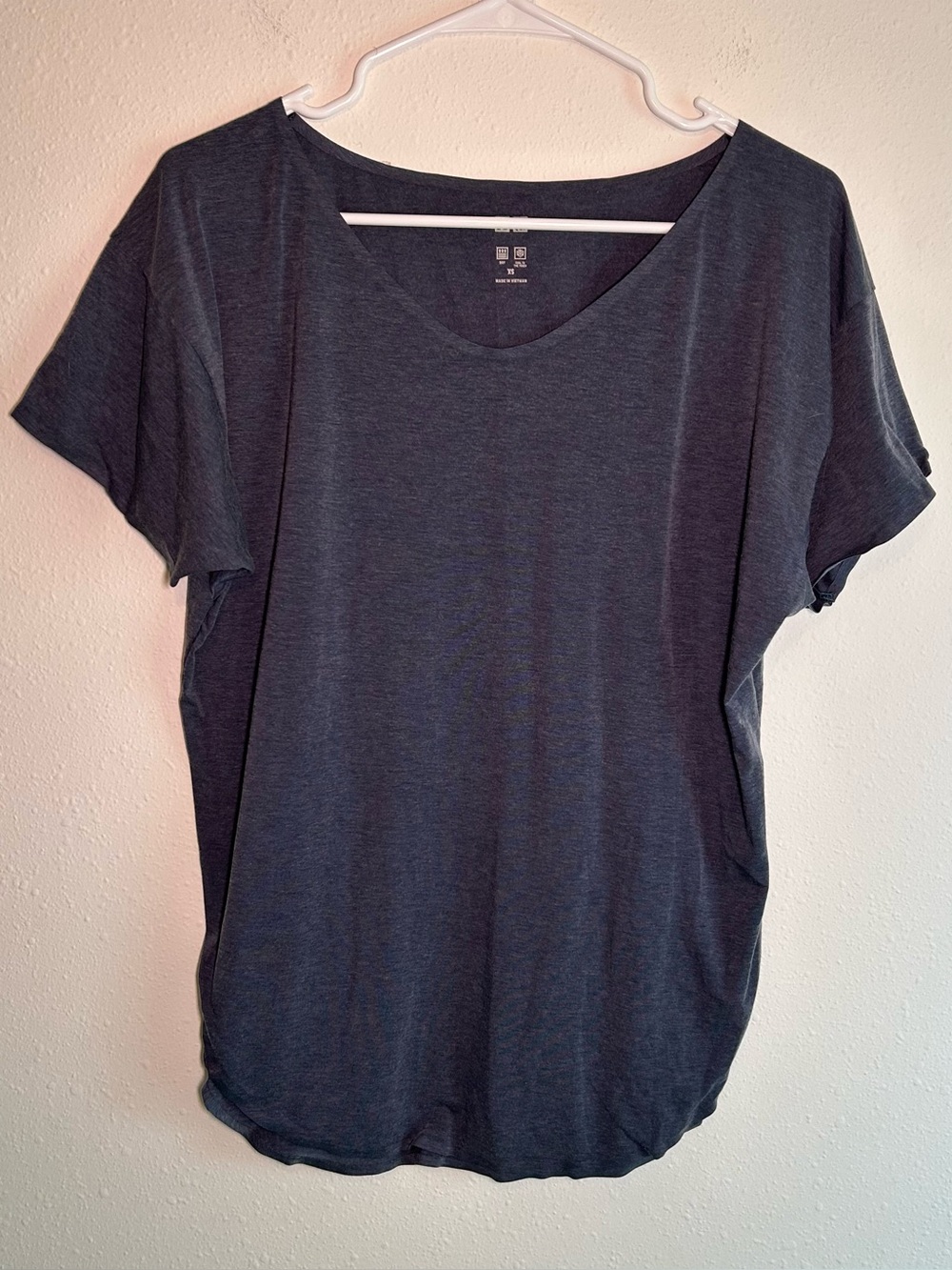 Uniqlo Womens XS AIRism Dry Cool Short Sleeve Shirt Moisture Wicking Travel Blue